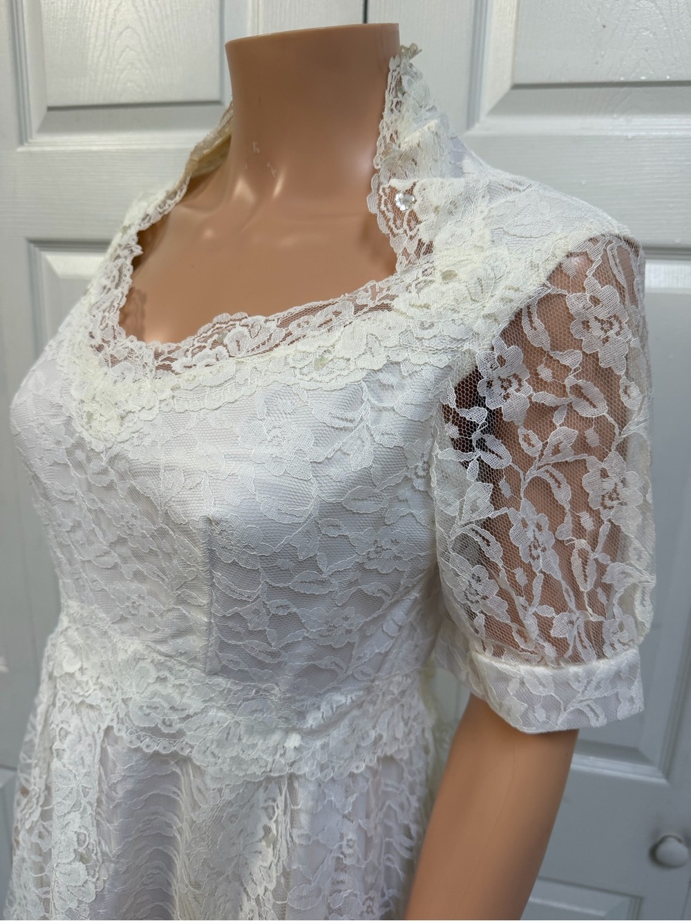 VTG Ivory Lace Bridal Gown Scalloped Neckline Short Sleeves Wedding Dress Sz 12 - Picture 3 of 16